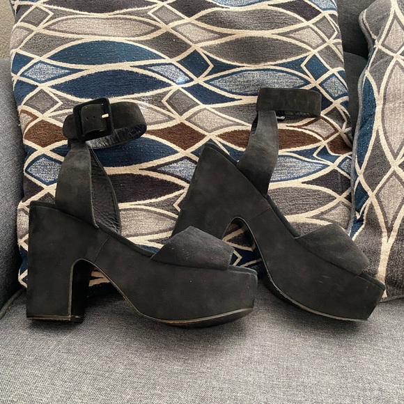 Vintage CHANEL Platform Leather - Picture 3 of 7